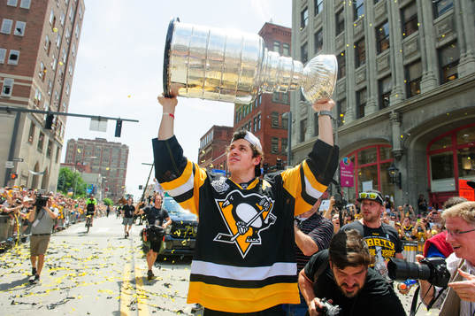 Pittsburgh Penguins Evgeni Malkin (71) walks with the