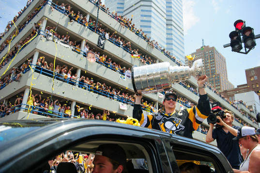 Pittsburgh Penguins captain Sidney Crosby lifts the Stanley