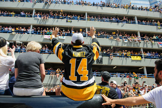 Pittsburgh Penguins Chris Kunitz waves to the crowd