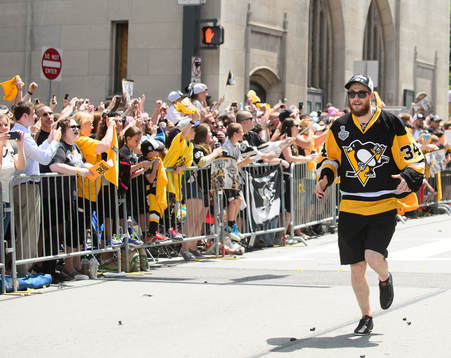 Pittsburgh Penguins Tom Kuhnhackl (34) runs to catch up the