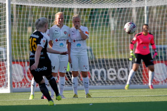 Rosengårds Ebba Wieder och Iina Salmi