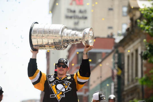 Pittsburgh Penguins captain Sidney Crosby lifts the Stanley