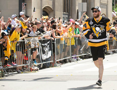 Pittsburgh Penguins Tom Kuhnhackl (34) runs to catch up the