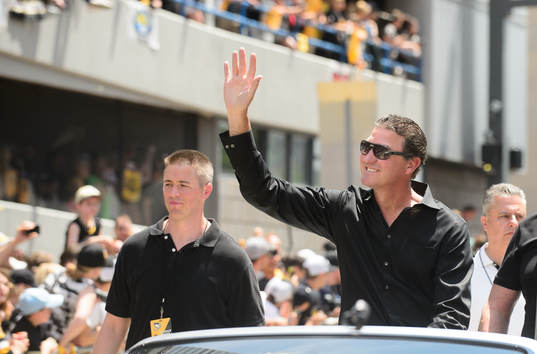 Pittsburgh Penguins owner Mario Lemieux waves to the crowd