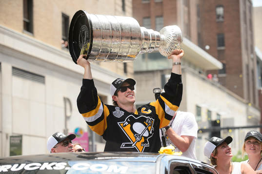 Pittsburgh Penguins captain Sidney Crosby lifts the Stanley