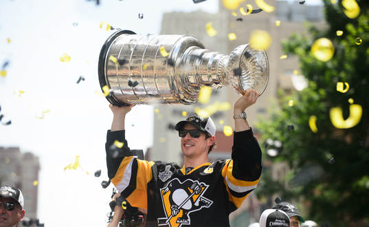 Pittsburgh Penguins captain Sidney Crosby lifts the Stanley
