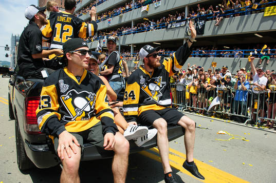 Pittsburgh Penguins Tom Kuhnhackl (34) waves to the crowd