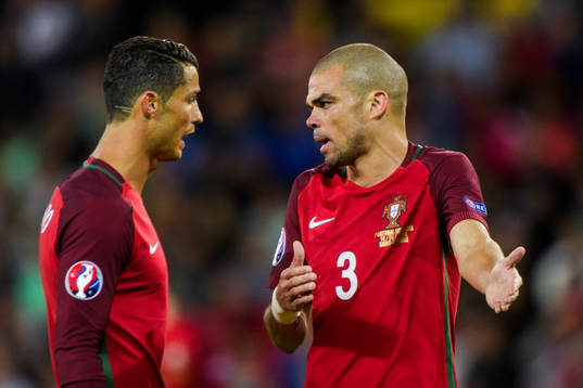 Portugals Cristiano Ronaldo Bruno Alves deppar