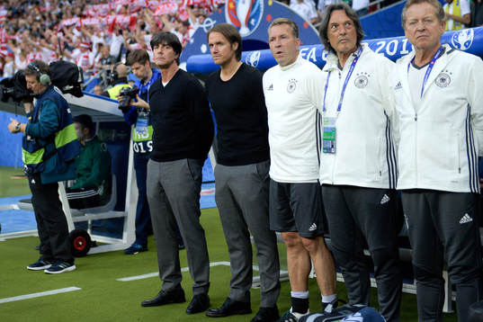 Tysklands förbundskapten Joachim Löw vid bänken innan