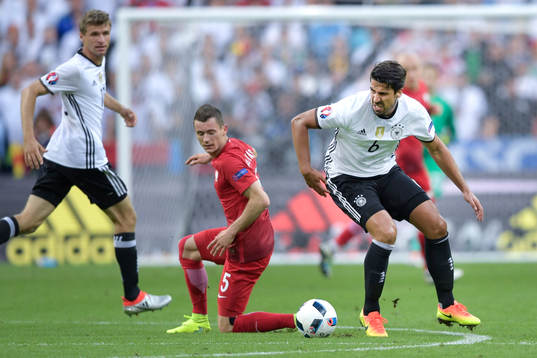Tysklands Sami Khedira (h) får ont
