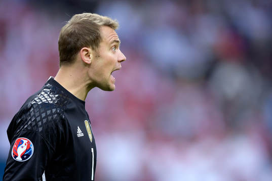 Tysklands målvakt Manuel Neuer reagerar i fotbollsmatchen