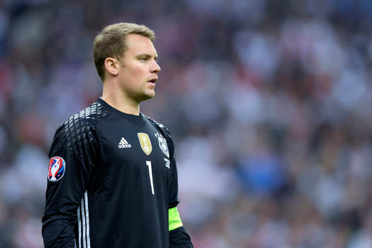 Tysklands målvakt Manuel Neuer reagerar i fotbollsmatchen
