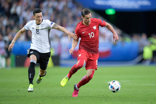 Tysklands Mesut Özil och Polens Grzegorz Krychowiak i