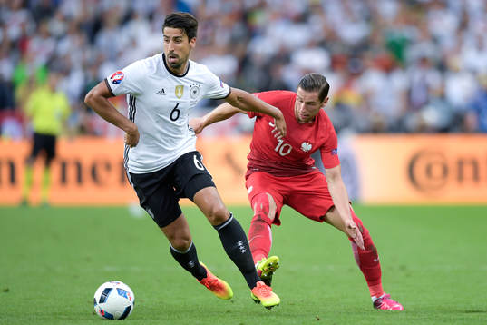 Tysklands Sami Khedira och Polens Grzegorz Krychowiak i