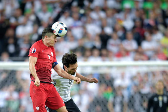 Polens Robert Lewandowski i nickduell med Tysklands Mats