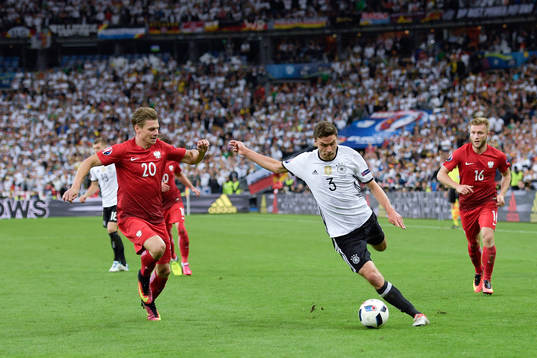 Polens Lukas Piszczek jagar Tysklands Jonas Hector i