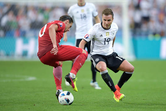 Polens Grzegorz Krychowiak och Tysklands Mario Götze i