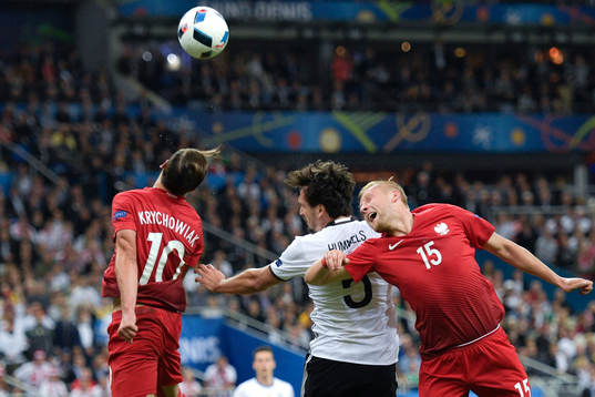 Polens Grzegorz Krychowiak (v) och Kamil Glik (h) i