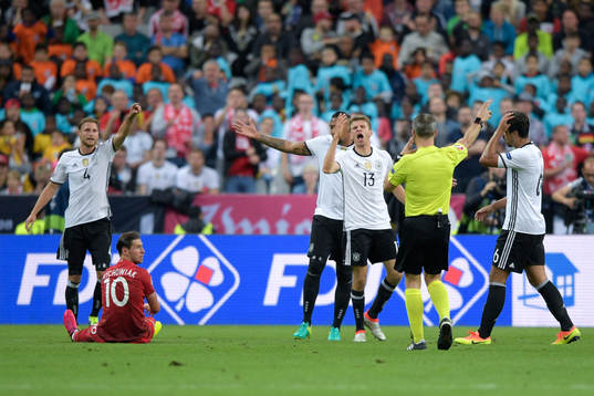 Tysklands Thomas Muller reagerar mot domare Björn Kuipers