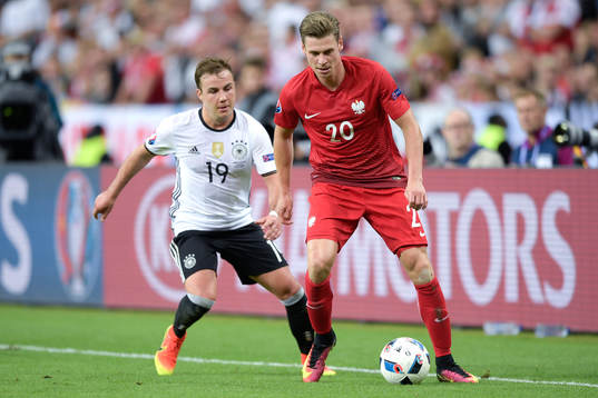 Tysklands Mario Götze och Polens Lukas Piszczek i