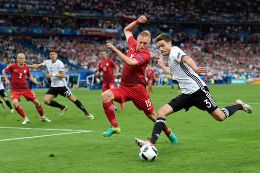 Polens Kamil Glik och Tysklands Jonas Hector i