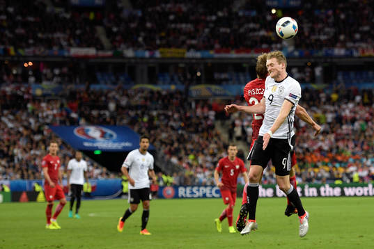 Polens Lukas Piszczek i nickduell med Tysklands André