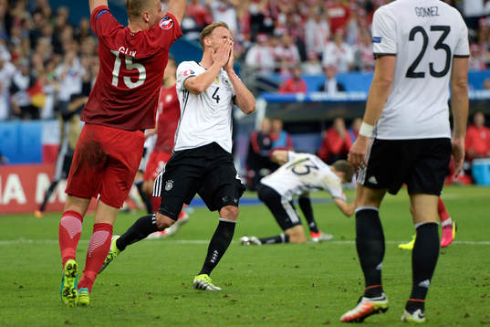 Tysklands Benedikt Höwedes deppar