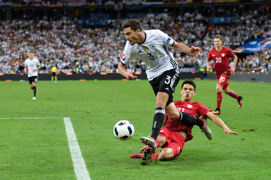 Tysklands Jonas Hector glidtacklat av Polens Michal Pazdan