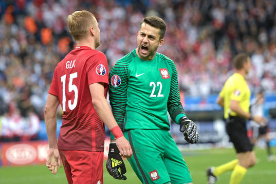 Polens Kamil Glik och målvakt Lukasz Fabianski jublar