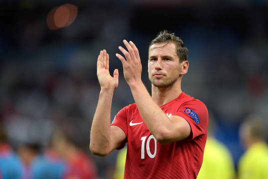 Polens Grzegorz Krychowiak tackar publiken