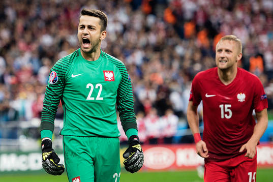 Polens målvakt Lukasz Fabianski jublar med Kamil Glik