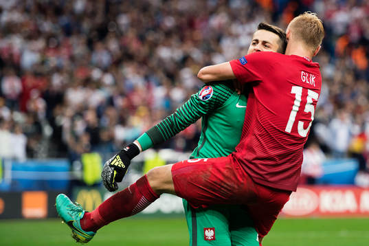 Polens målvakt Lukasz Fabianski och Kamil Glik jublar