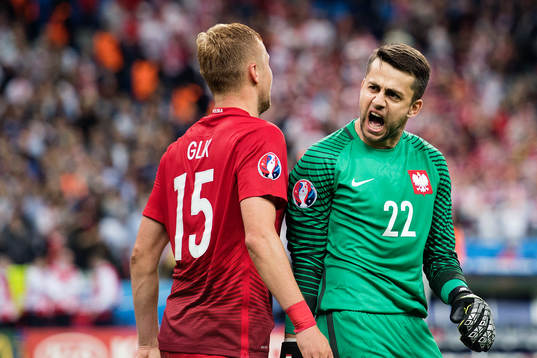 Polens målvakt Lukasz Fabianski och Kamil Glik jublar
