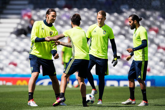 Zlatan Ibrahimovic slåss på skoj med Jimmy Durmaz på