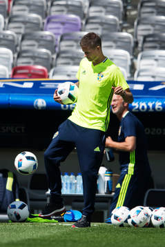 Mikael Lustig trixar med en boll när han är med vid sidan
