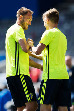 Andreas Granqvist och Pontus Wernbloom skojar med varandra
