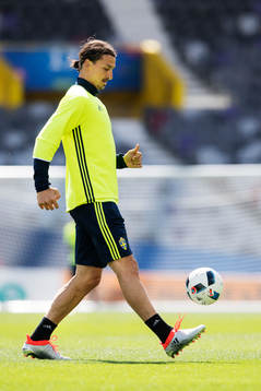Zlatan Ibrahimovic tränar i skor från Adidas på Sveriges
