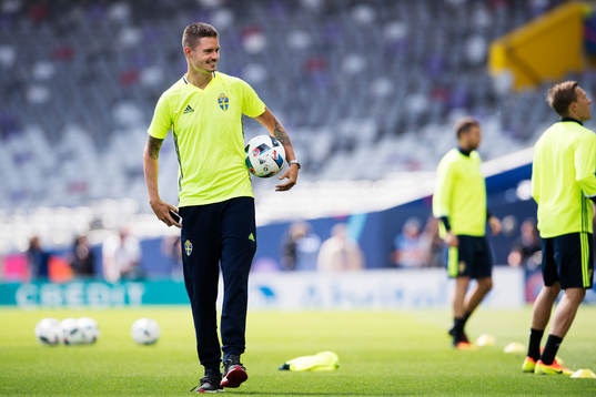 Mikael Lustig är med vid sidan av på Sveriges