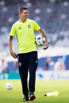 Mikael Lustig är med vid sidan av på Sveriges