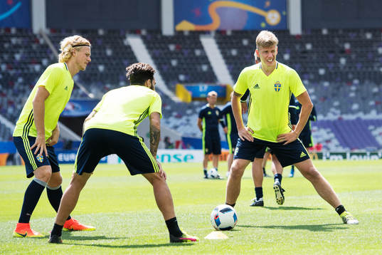 Oscar Hiljemark, Jimmy Durmaz och Pontus Wernbloom på