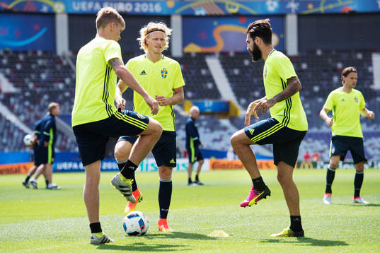 Pontus Wernbloom, Oscar Hiljemark och Jimmy Durmaz på