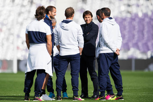 Giorgio Chiellini och förbundskapten Antonio Conte pratar