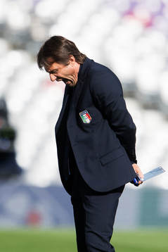 Förbundskapten Antonio Conte gäspar vid Italiens