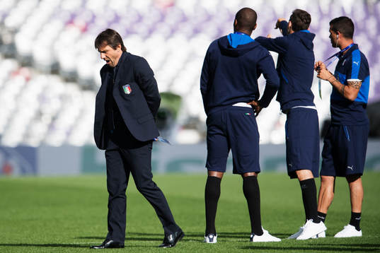 Förbundskapten Antonio Conte gäspar vid Italiens