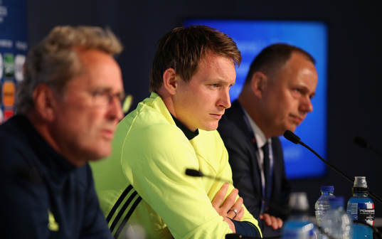 På denna handout-bild från UEFA ser vi Sveriges Kim