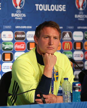 På denna handout-bild från UEFA ser vi Sveriges Kim