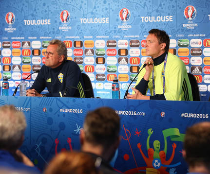 På denna handout-bild från UEFA ser vi Sveriges
