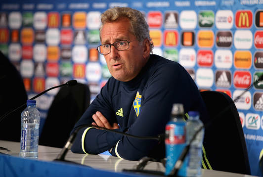 På denna handout-bild från UEFA ser vi Sveriges