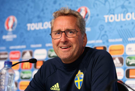 På denna handout-bild från UEFA ser vi Sveriges