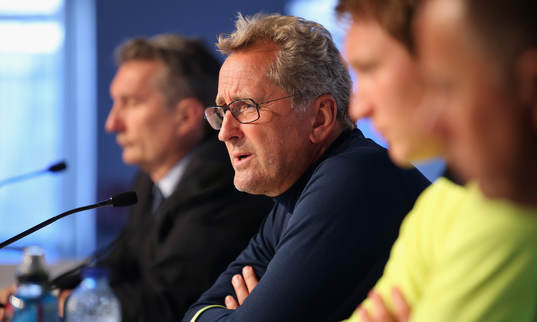På denna handout-bild från UEFA ser vi Sveriges